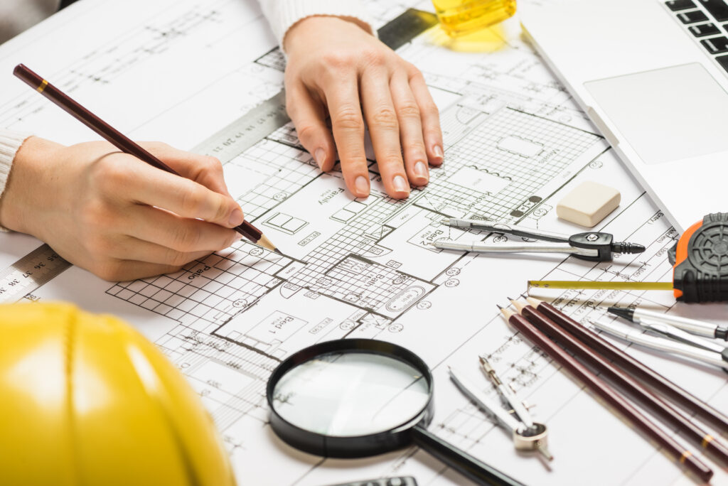 Architekturplan, Zeichnung, Werkzeuge, Hände, Helm.