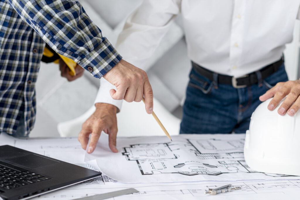Architekten planen Bauprojekt gemeinsam.