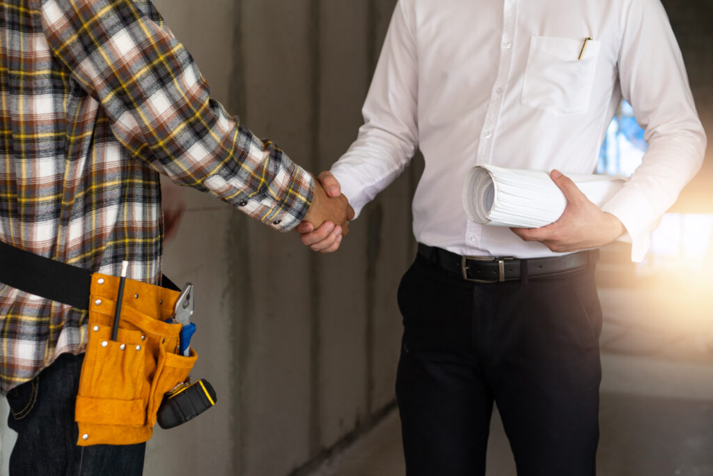 Handschlag zwischen Bauleiter, Handwerker